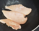Foto del paso 2 de la receta: Pizza con base de pollo sin horno low carb