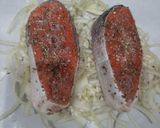Foto langkah ke 4 dari resep Salmon Panggang dan Tumis Kembang Kol.