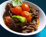 Foto del paso 4 de la receta: Fusilli negros en salsa de cherrys, albahaca y ajo 🍝 (sin gluten y vegano)