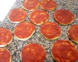 صورة لخطوة 3 من وصفة ميني 🍕 بيتزا بتونة والجبن