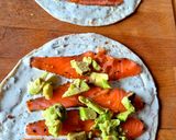 Une image de l'étape 3 de Wraps au saumon et à l'avocat et ses crudités.