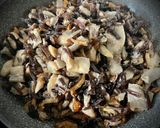 Foto del paso 6 de la receta: Setas con yema curada y crujiente de jamón ibérico sobre cama de patata y calabaza