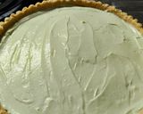 Foto langkah ke 5 dari resep Unbaked Matcha Pie.
