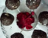 A picture of step 2 of Oreo lolypops.