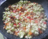 Foto del paso 3 de la receta: Pastel de coliflor con verduritas 🍅🥕🌶️ 🍄