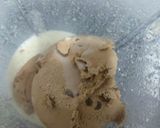 A picture of step 2 of Banana with chocolate ice cream shake.