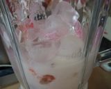 Foto langkah ke 3 dari resep Strawberry Milkshake.