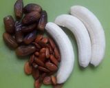 صورة لخطوة 1 من وصفة عصير الموز والتمر