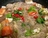 Foto langkah ke 5 dari resep Bihun Tek Tek Kuah Ala Momiera.
