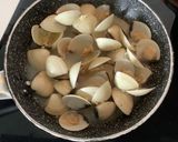Foto del paso 3 de la receta Merluza en salsa verde con almejas y gambas