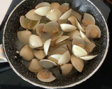 Foto del paso 3 de la receta: Merluza en salsa verde con almejas y gambas