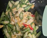 รูปขั้นตอนการทำที่ 3 ของ กระเจี๊ยบเขียวผัดไข่