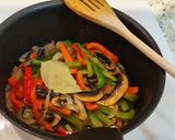 Foto del paso 3 de la receta: Chipirones guisados con pimientos