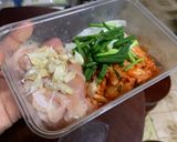 รูปขั้นตอนการทำที่ 1 ของ ข้าวหน้าไก่ผัดกิมจิ