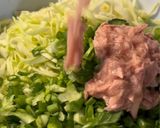 Фото кроку 3 до Салат з молодою капустою і консервованим тунцем.