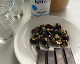Foto del paso 1 de la receta: Postre rapidísimo de Kéfir con nueces, chocolate y miel de azahar