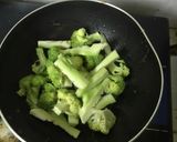 Hình bước làm 4 của món Ức gà xào súp lơ xanh tăng cơ giảm mỡ