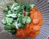 Foto langkah ke 2 dari resep Sosis, bakso, sayur mentega / capcay mentega.