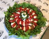 Une image de l'étape 10 de Salade de frisée aux tomates,mozzarella et fleurs de basilic.