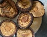 A picture of step 1 of Stuffed Shitake Mushrooms.