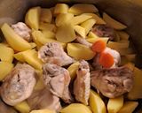 Krumpli fözelèk csirkével recept fázis 3 fotója