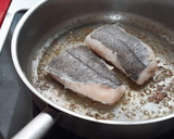 Foto del paso 5 de la receta: Pescadilla en salsa con pulpo y pota