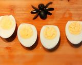 Foto del paso 2 de la receta: Huevo con arañas para Halloween