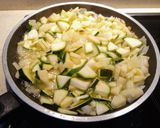Foto del paso 2 de la receta: Tortilla de patata, cebolla y calabacín