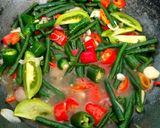 Foto langkah ke 5 dari resep Tumis Ikan Asin Jambal.