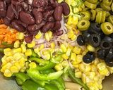 صورة لخطوة 3 من وصفة سلطة مكرونة الكينوا بالدجاج والخضار 🥗😋