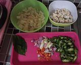 Foto langkah ke 1 dari resep Kulit Sapi Cabe Hijau Masak Santan.