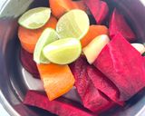 รูปขั้นตอนการทำที่ 1 ของ น้ำบีทรูทขมิ้นขาวและแครอท🥕🍋