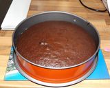 Foto del paso 4 de la receta Pastel de cacao con fresas y chocolate con avellanas