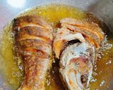 รูปขั้นตอนการทำที่ 2 ของ ยำเม็ดมะม่วงราดกะพงทอด / Spicy cashew nuts with deep fried fish