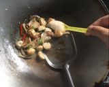 รูปขั้นตอนการทำที่ 7 ของ ข้าวคลุกกะเพราลูกชิ้นหมู+ไข่ดาว (no msg.)