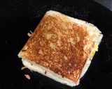 A picture of step 5 of Chilli cheese corn sandwich.
