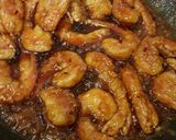 Foto langkah ke 7 dari resep Udang goreng saos madu pedas.
