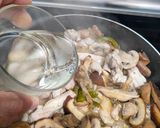 Foto del paso 4 de la receta: Contramuslos en salsa de setas y champiñón