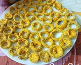 A picture of step 4 of Teasel Gourd Chips with Coconut flour.