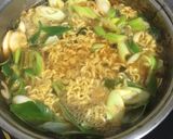 Hình bước làm 4 của món Mì nấu kiểu Hàn
