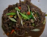 Foto langkah ke 6 dari resep Tumis Daging Sukiyaki Cabe Hijau.