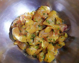 Foto del paso 1 de la receta: Pinchitos de pechuga de pollo con patatas fritas y doble marinad
