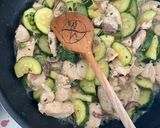 Csirkemell cukkinis-borsós ágyon recept fázis 4 fotója