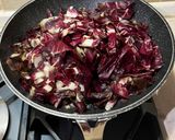 Foto del passaggio 1 della ricetta Radicchio stufato agro dolce