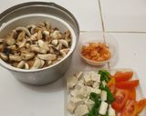 Foto langkah ke 2 dari resep Sayur bening jamur kancing dan udang.