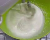 Foto del passaggio 5 della ricetta Cheesecake al basilico, limone e miele con yogurt, pinoli e morette di rovo