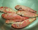 Foto del paso 2 de la receta: Salmonetes de roca fritos con ajetes y patató
