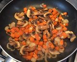 Foto del paso 1 de la receta: Pechuga de pavo con batata, champiñones y chalotas