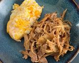 รูปขั้นตอนการทำที่ 5 ของ หมูผัดขิง ไข่ขยี้