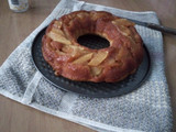 Torta pequeña e invertida de manzana
